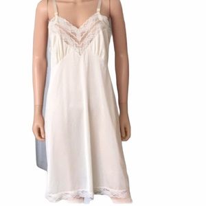 Vintage Women’s Antron III  knee length slip size L